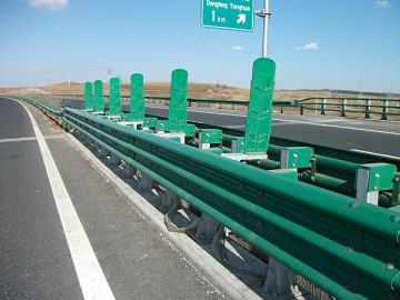 三波波形護欄板